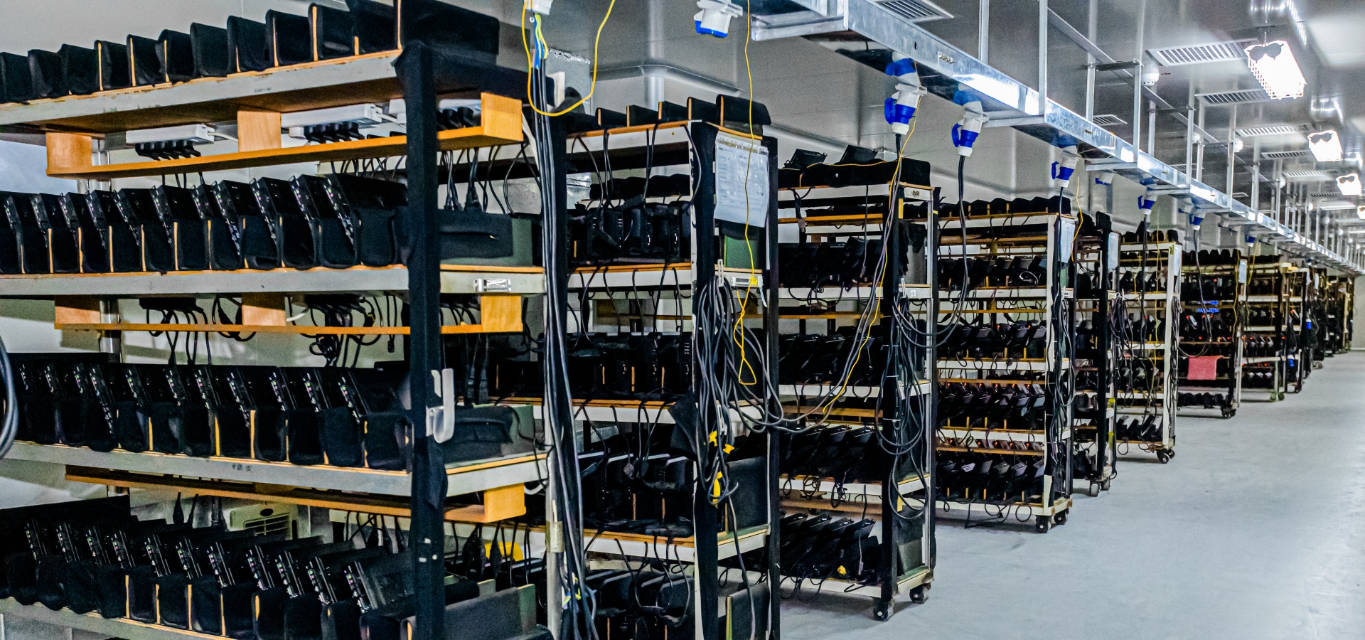 يتضمن إنتاجنا الذكي وحدات تثبيت عالية السرعة وخطوط تجميع آلية. خط إنتاج السيارات الذكي .cls-1 { fill